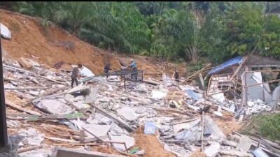 BPBD Sanggau Serahkan Bantuan Korban Longsor di Entikong