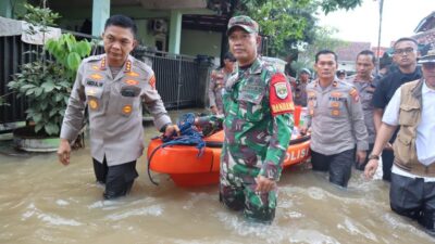 Polri Kerahkan Personel Evakuasi Bantu Warga Korban Banjir di Bekasi dan Depok