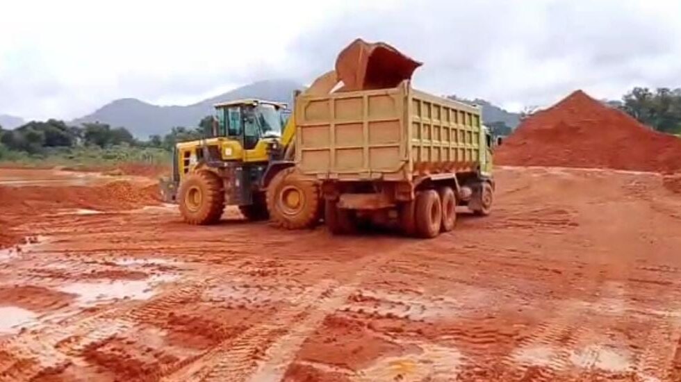 Dokumentasi aktivitas penambangan bauksit di kalimantan barat. Foto: (Dok. Dhn/Faktakalbar.id)