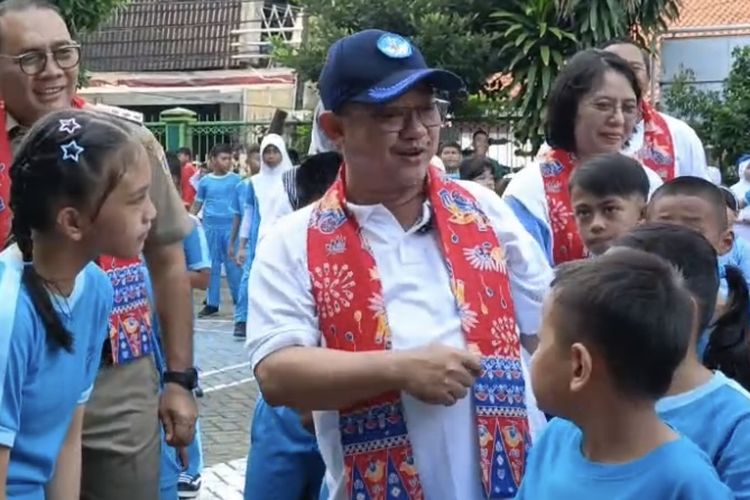 Mendikdasmen-Abdul-Muti-berbincang-dengan-murid-SDN-Cideng-02