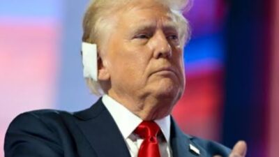 Trump umumkan tarif 100% impor chip kecuali bagi perusahaan yang bangun pabrik di AS. Apple tambah investasi besar.