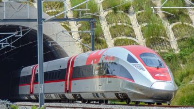 Kritik Proyek Kereta Cepat Jakarta-Bandung: Luhut Sebut "Busuk"