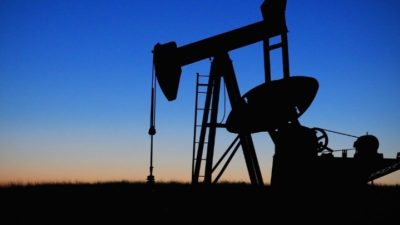 Harga Minyak Dunia Turun Lebih 2 Persen Pekan Ini: Dipicu Isu Damai Rusia-Ukraina dan Dolar Kuat