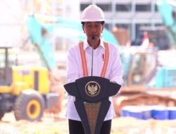 Bloomberg Puji Jokowi “Politisi Jalanan” dan Sandingkan dengan Clinton, Pengamat Sebut Kekonyolan