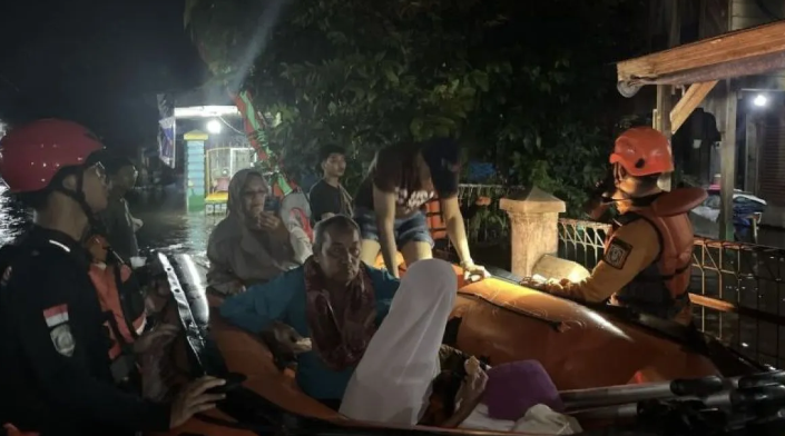 Banjir Martapura: Tim SAR Evakuasi Ibu dan Balita Terjebak