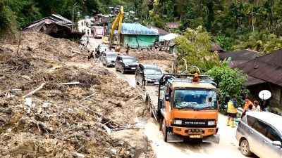 DPR Desak Kemenkes Kirim Nakes & Obat ke Lokasi Banjir