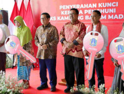 Penuhi Janji Kampanye, Gubernur Pramono Serahkan Kunci Rusun JIS ke Warga Kampung Bayam